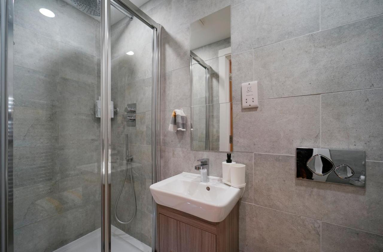 Modern 2 Bed Apartment With Juliet Balcony - Dhb Stays Leeds  Exterior photo