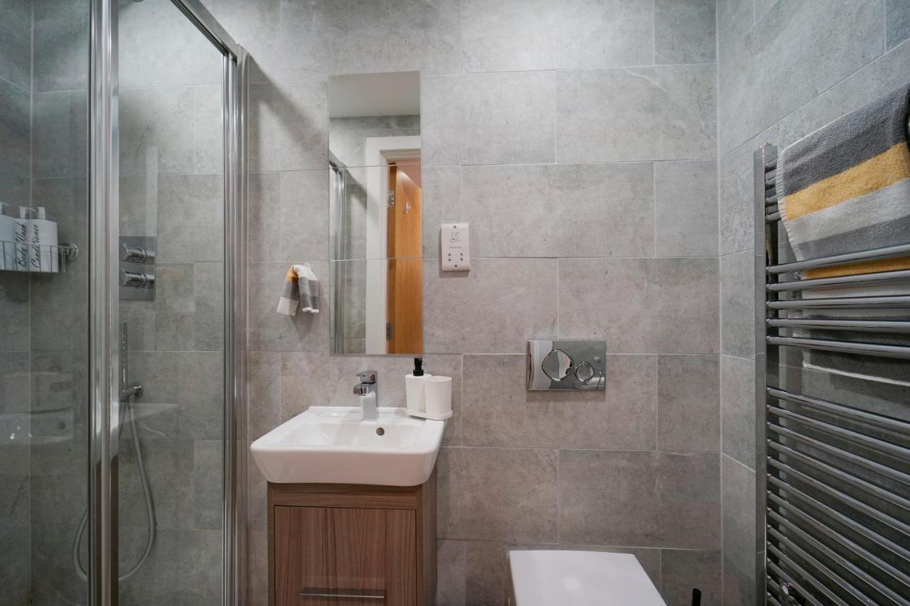 Modern 2 Bed Apartment With Juliet Balcony - Dhb Stays Leeds  Exterior photo